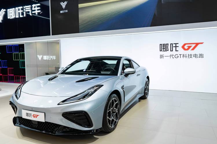 东莞236哪吒汽车在智能汽车领域的表现，领途汽车在新能源汽车市场中的影响力